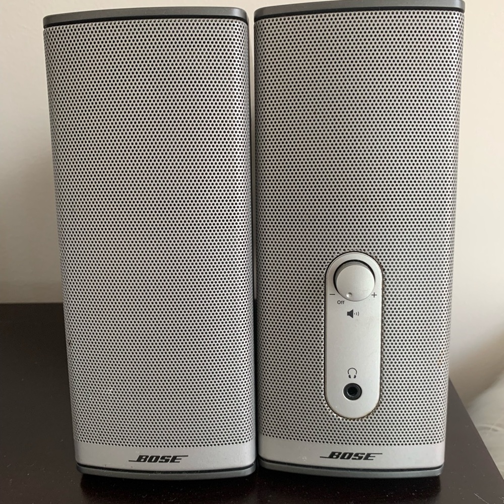 Bose companion 2 series II multimedia speakers .